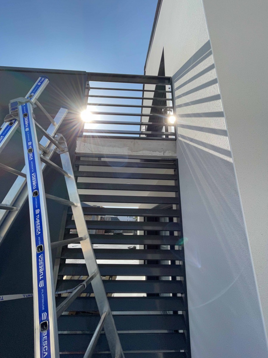 Atelier Métal Création - Pare vue balcon Pare Soleil – Brise Vent – Brise  Vue - alu - laqué - verre - bois - vernis - metal - lame - galva